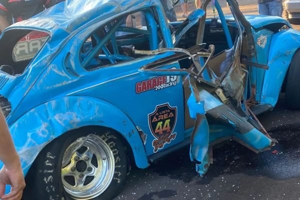 foto de um carro azul do modelo fusca destruído