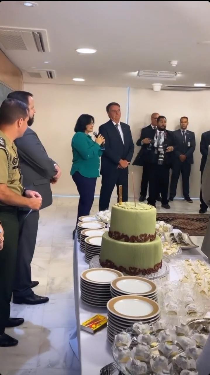 Bolsonaro tem festinha de aniversário no Palácio com familiares