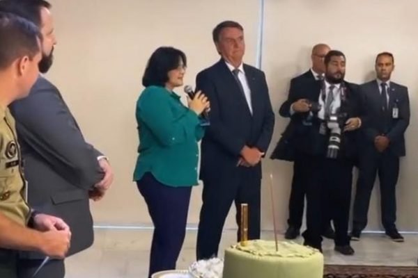 Ministra Damares Alves discursa em festa de aniversário do presidente Jair Bolsonaro no Planalto. Eles estão acompanhados por militares e servidores - Metrópoles