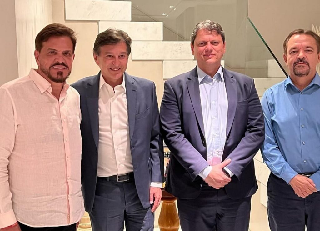 O ministro da Infraestrutura, Tarcísio de Freitas, posa ao lado dos apóstolos Estevam Hernandes e César Augusto e do empresário Claudio Lottenberg - Metrópoles