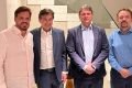 O ministro da Infraestrutura, Tarcísio de Freitas, posa ao lado dos apóstolos Estevam Hernandes e César Augusto e do empresário Claudio Lottenberg - Metrópoles
