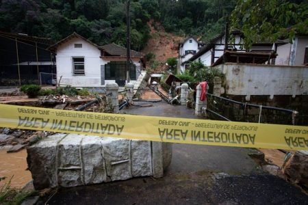 Imagem colorida mostra estragos de enchente de 2022 em Petrópolis (RJ). Desastres naturais - Metrópoles
