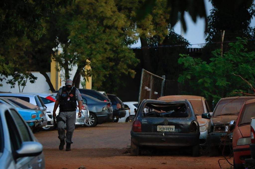 patio do detran df com carros amontados e abandonados