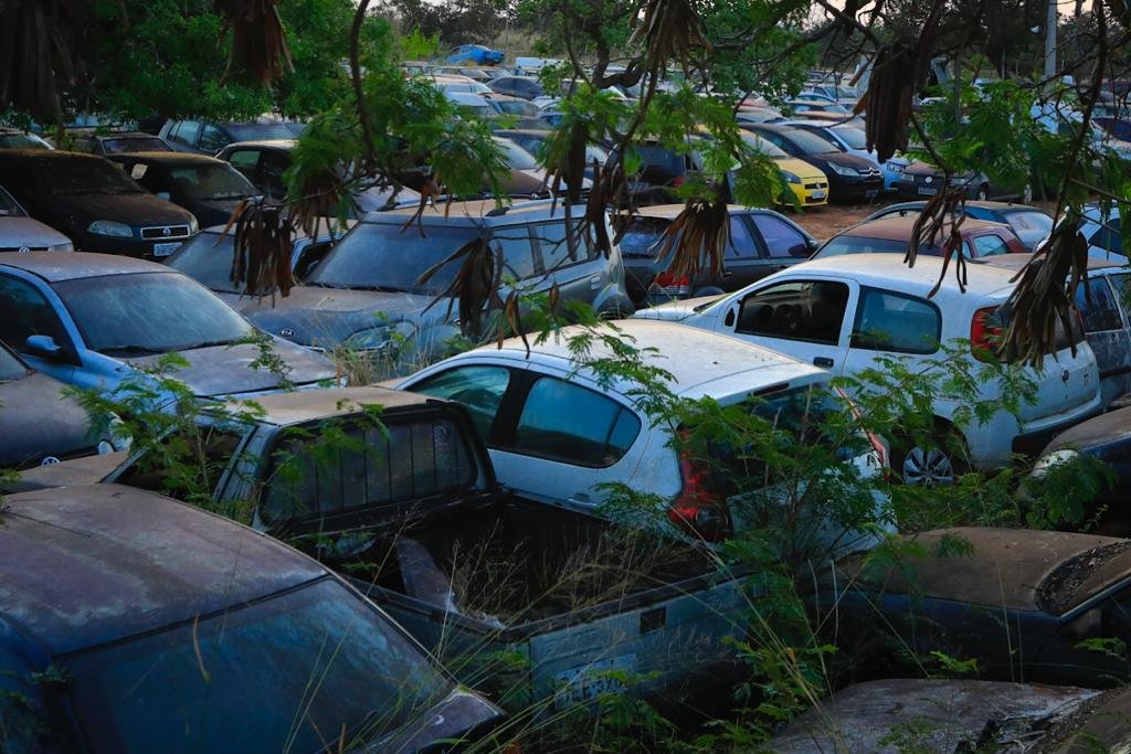 patio do detran df com carros amontados e abandonados