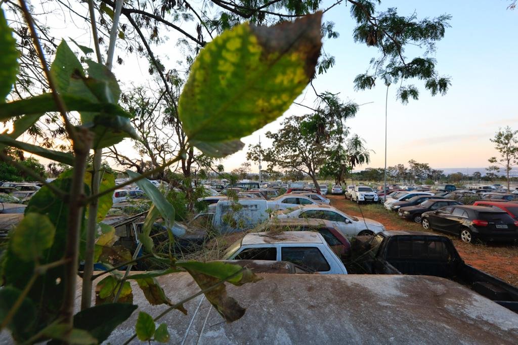 patio do detran df com carros amontados e abandonados