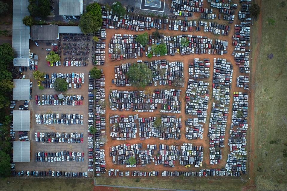 patio do detran df com carros amontados e abandonados