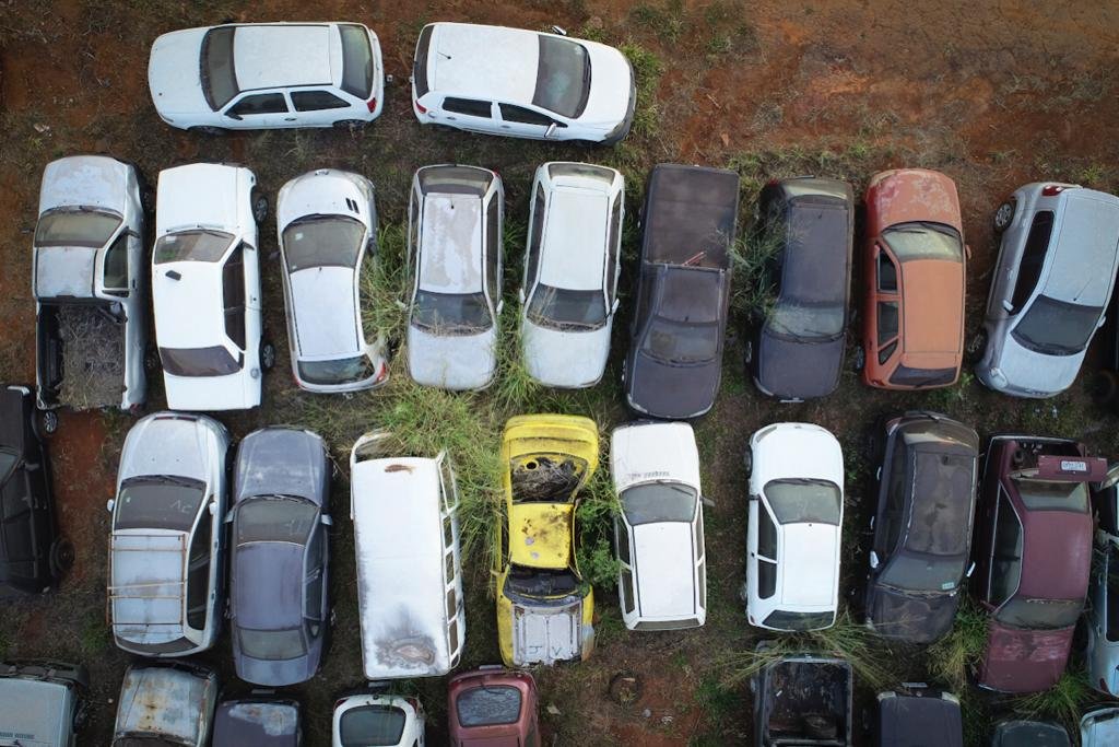 patio do detran df com carros amontados e abandonados