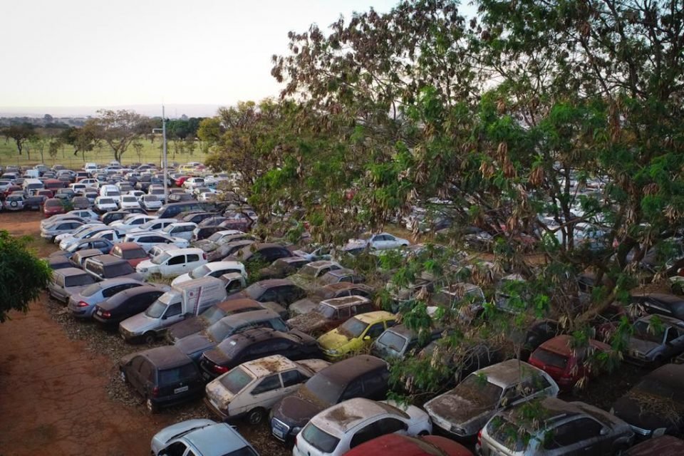 patio do detran df com carros amontados e abandonados