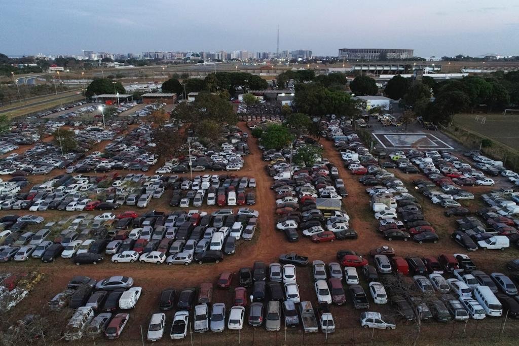 patio do detran df com carros amontados e abandonados