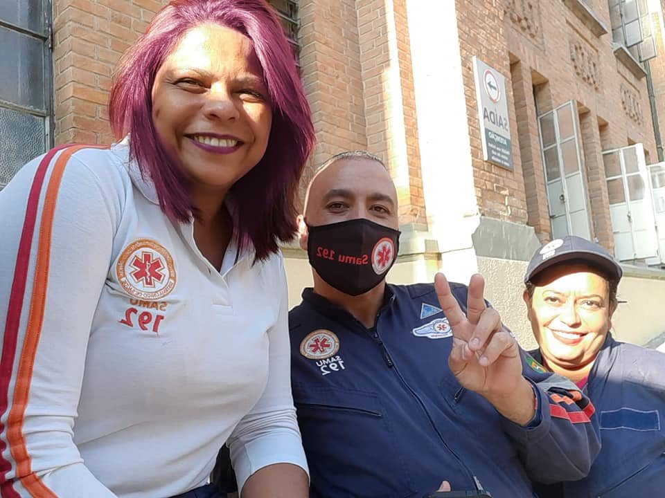 Laura costuma compartilhar em sua rede social fotos com os colegas de trabalho