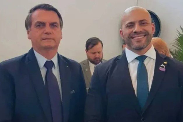 Bolsonaro ao lado de Daniel Silveira. Eles estão de terno e gravata - Metrópoles
