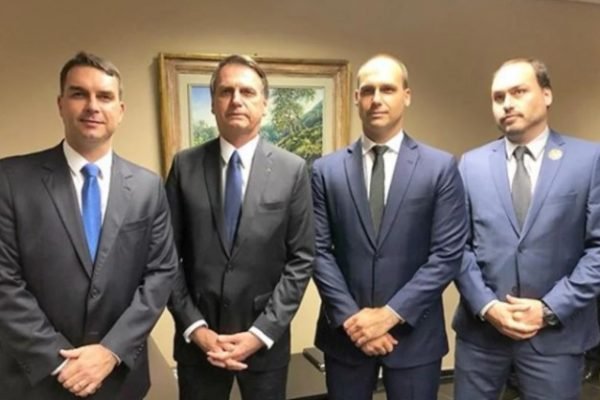 Jair Bolsonaro, atual presidente do Brasil para o mandato de 2018 a 2022. Ele está ao lado dos filhos Eduardo Bolsonaro, Flávio Bolsonaro e Carlos Bolsonaro - Metrópoles