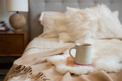 cama com cobertas e chá