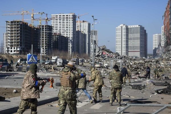 Militares ucranianos fazem vistoria em ambiente externo de um shopping bombardeado pela força aérea da Rússia em Kiev - Metrópoles