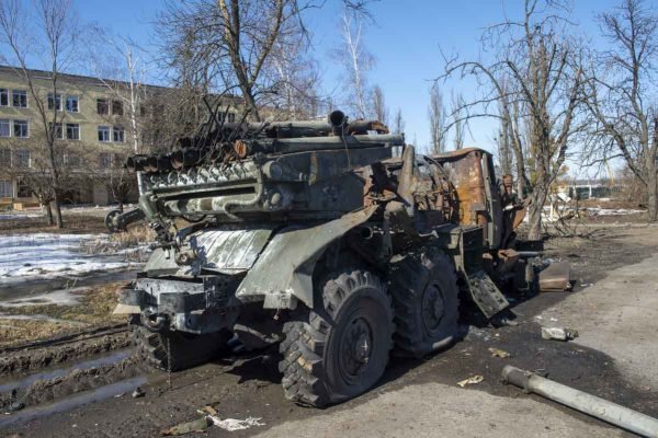 Veículo militar russo é visto destruído após confronto em Kharkiv, Ucrânia - Metrópoles