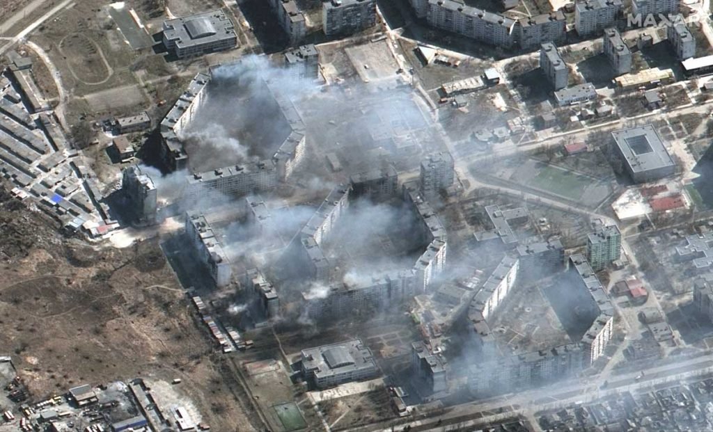 Imagem de satélite mostra destruição em área residencial com muita fumaça após ataque aéreo da Rússia em Mariupol, Ucrânia - Metrópoles
