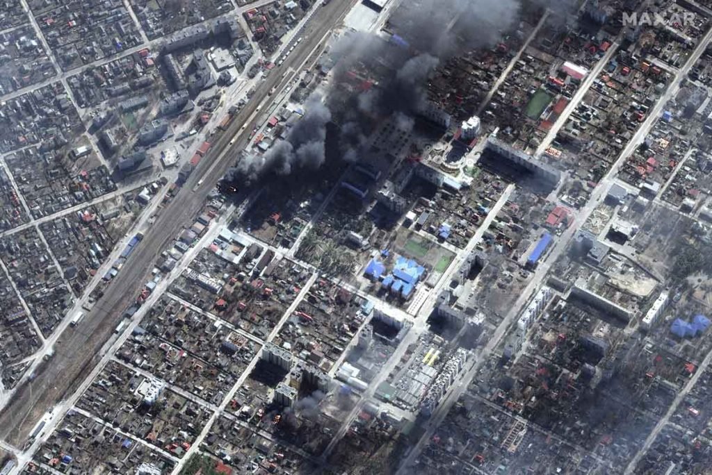 Imagem de satélite mostra destruição em área residencial com muita fumaça após ataque aéreo da Rússia em Irpin, Ucrânia - Metrópoles