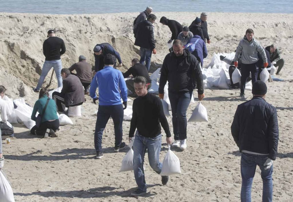 Pessoas enchem sacos de areia para cercar cidade de Odessa, Ucrânia, sob perigo de invasão da Rússia - Metrópoles