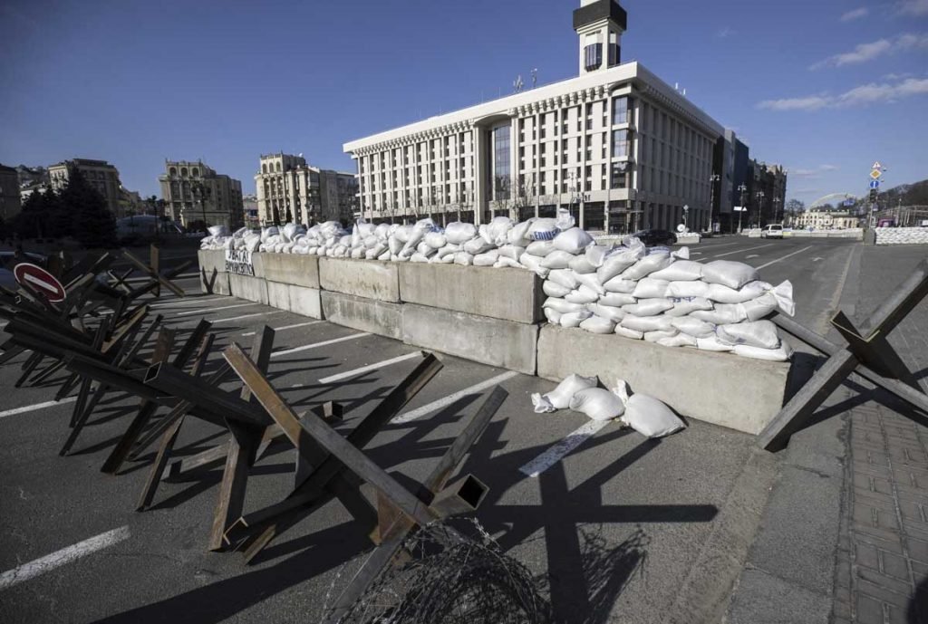 Centro da capital Kiev, Ucrânia, é cercada sob o perigo de invasão da Rússia com barras de ferro e sacos de areia - Metrópoles