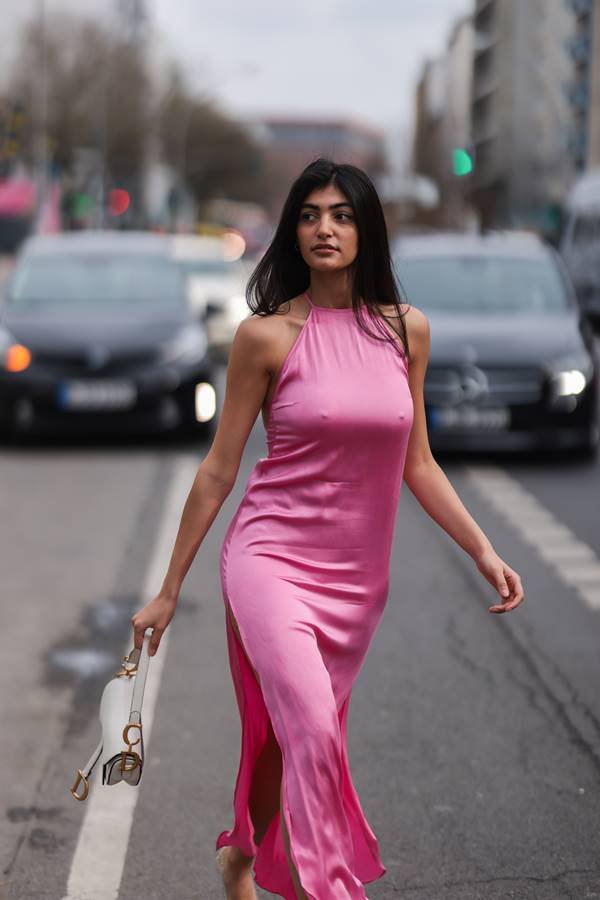 Look com vestido rosa acetinado no street style