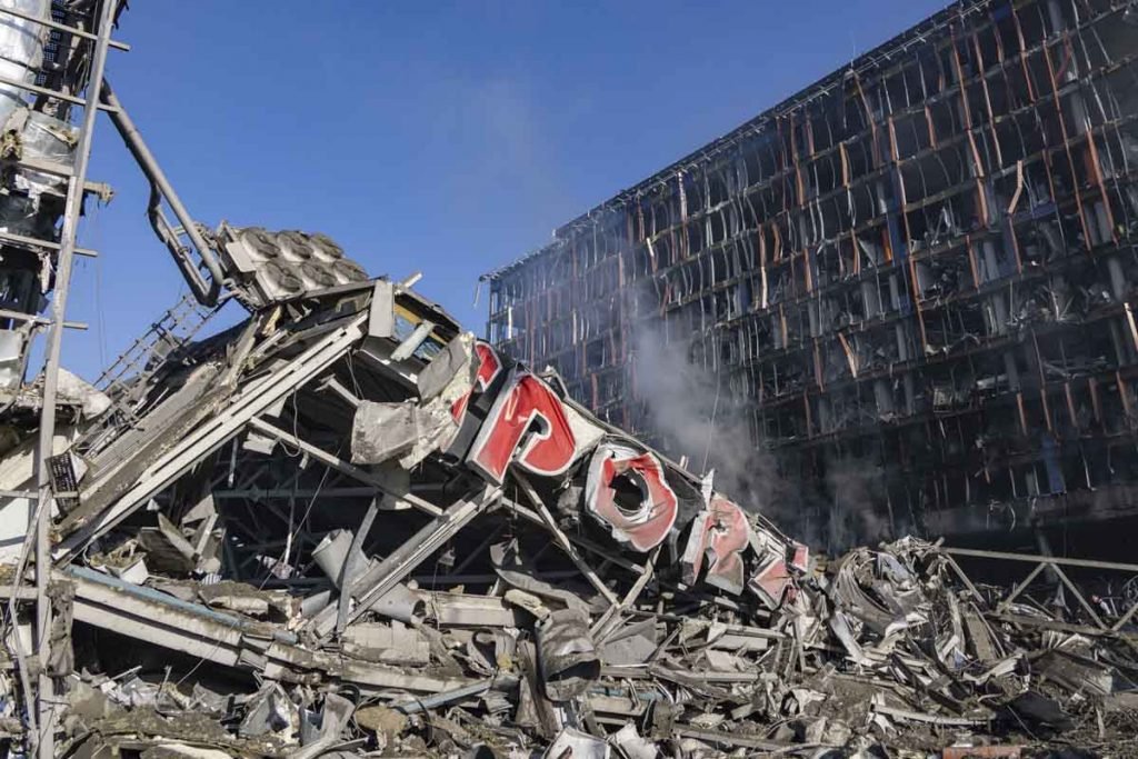 Destroços de compras após ataque aéreo russo em Kiev, Ucrânia - Metrópoles