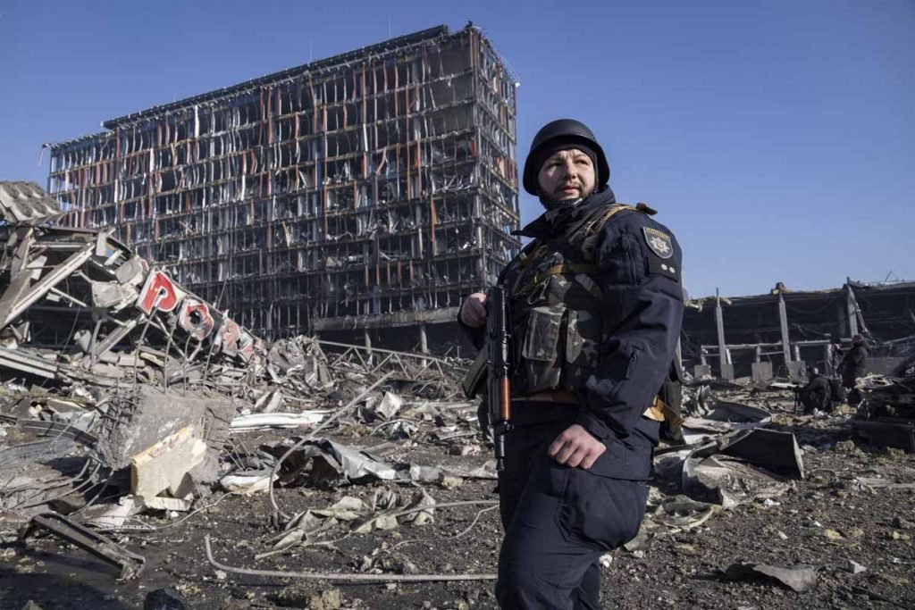 militar ucraniano é visto proximo ao shopping Retroville após um ataque de bombardeio russo que matou oito pessoas em Kiev, Ucrânia