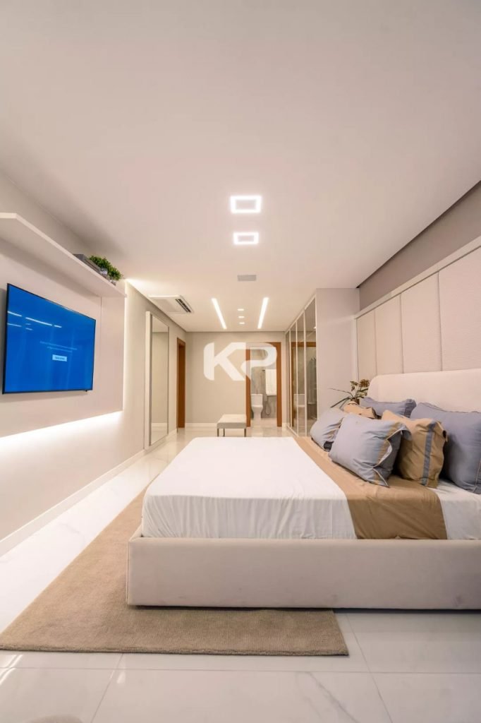 Foto de quarto com cama de casal e televisão