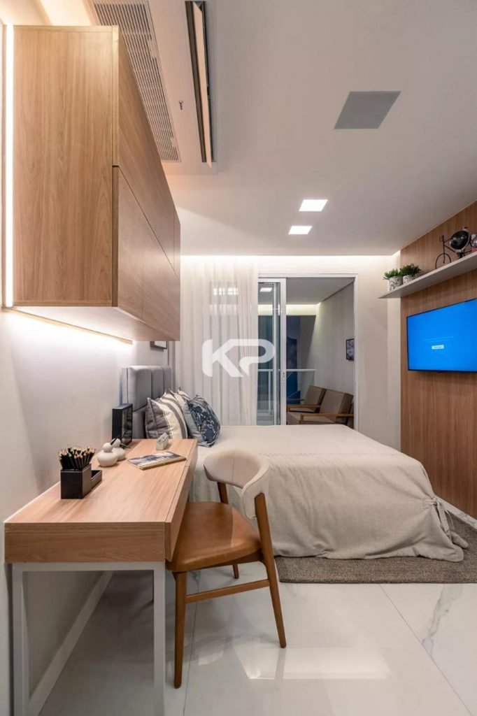 Quarto com cama de casal e telvisão