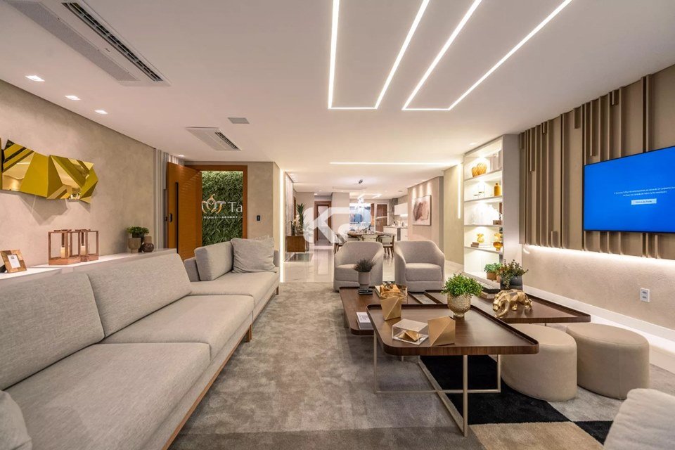 Sala de estar com grande sofá off white e mesa de centro
