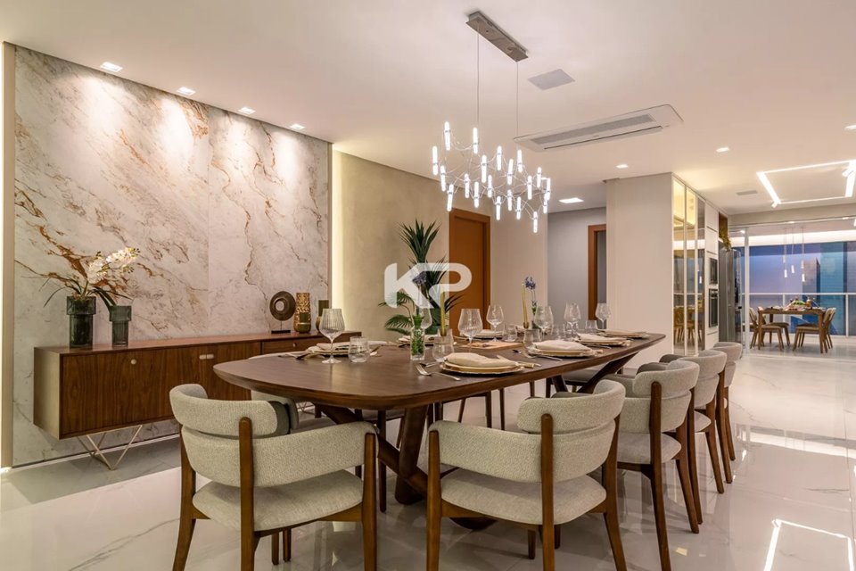 sala de jantar com lustre suspenso sobre a mesa