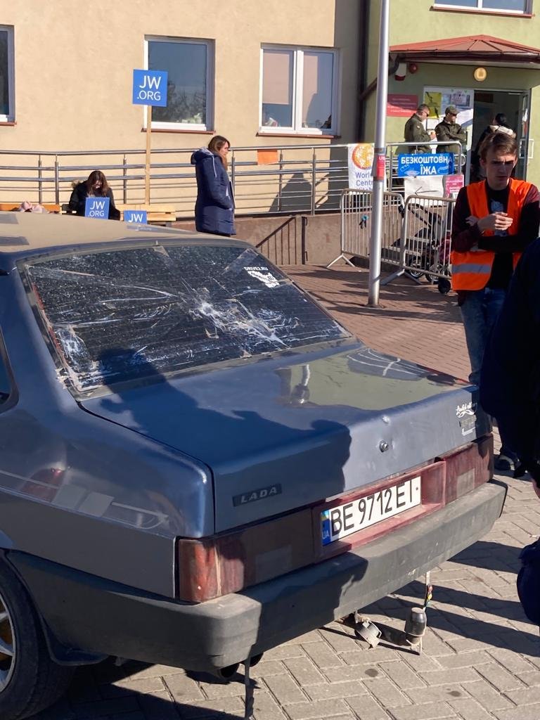 Carro destruído por soldados russos na Ucrânia