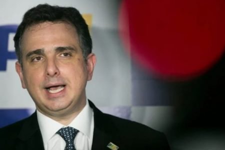 Foto colorida mostra Rodrigo Pacheco, presidente do Senado. Ele está falando - Metrópoles