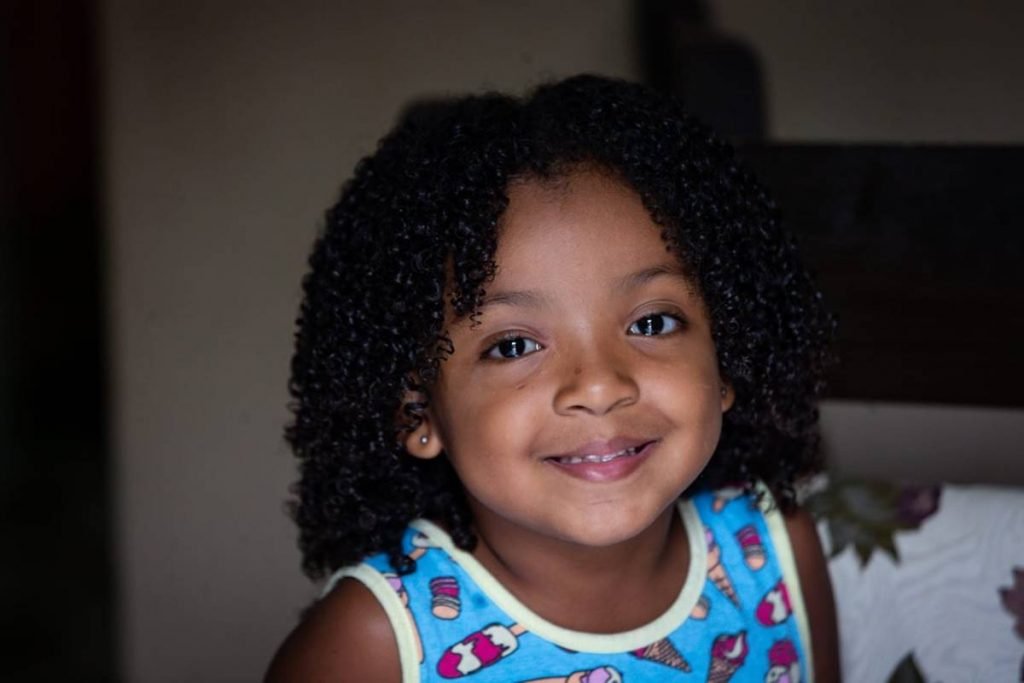 Lorena Fialho, de apenas 5 anos, do Rio de Janeiro, teve problema nos olhos após contato com pomada modeladora para cabelo
