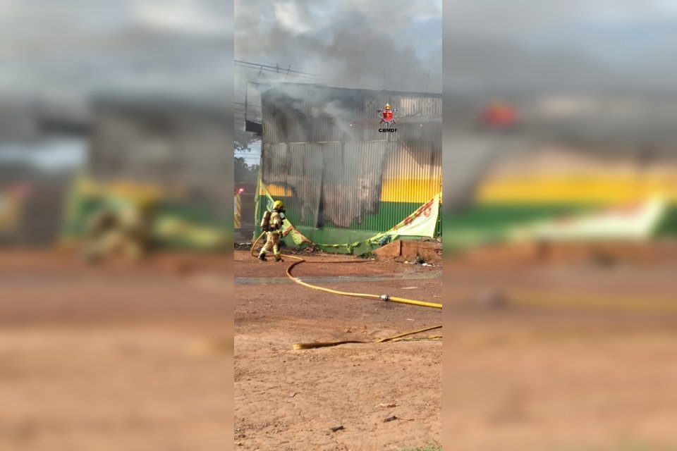 fachada de mercado com fumaça em cima
