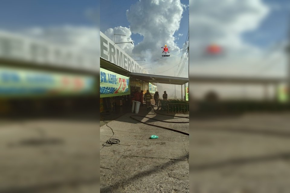 fachada de mercado com fumaça em cima