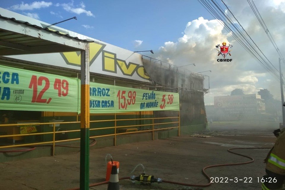 fachada de mercado com fumaça em cima