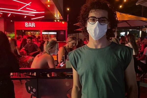 Professor João Victor Oliveira diz que foi proibido de entrar em bar de BH por usar camisa regata