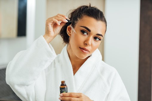 Como usar retinol? Entenda seu uso e seus benefícios