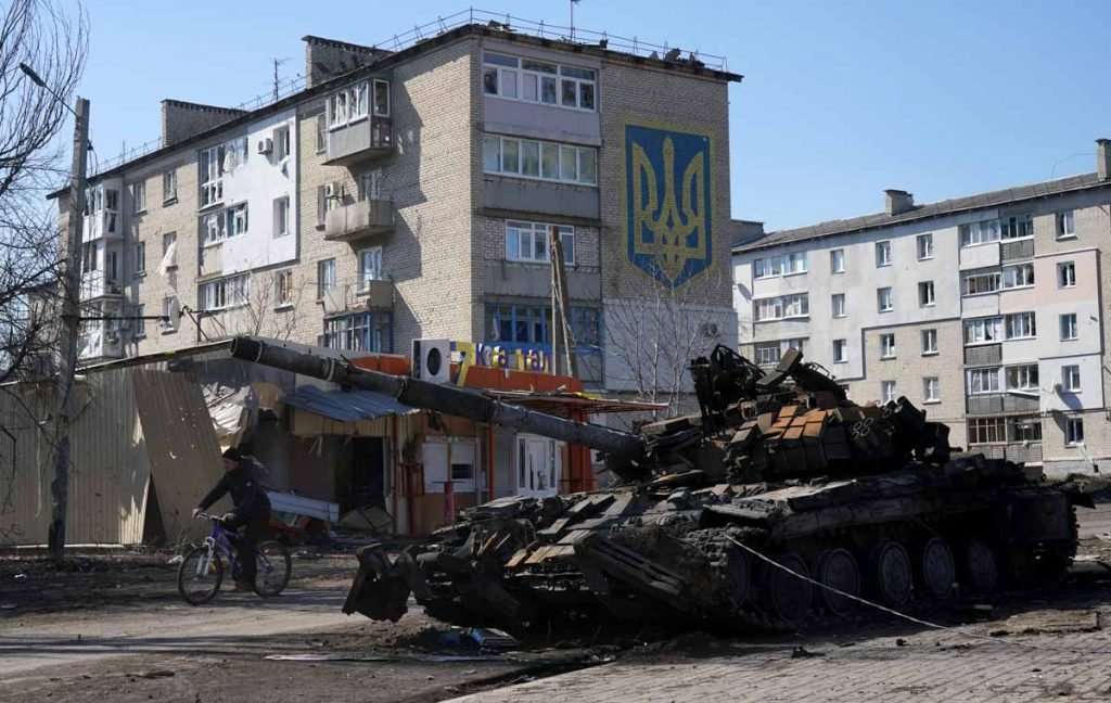 Um veículo militar danificado é visto enquanto civis são evacuados ao longo de corredores humanitários da cidade ucraniana de Mariupol após fortes ataques russos- Metrópoles