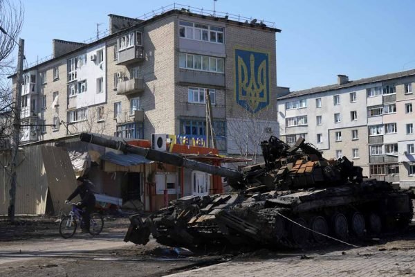 Um veículo militar danificado é visto enquanto civis são evacuados ao longo de corredores humanitários da cidade ucraniana de Mariupol após fortes ataques russos- Metrópoles
