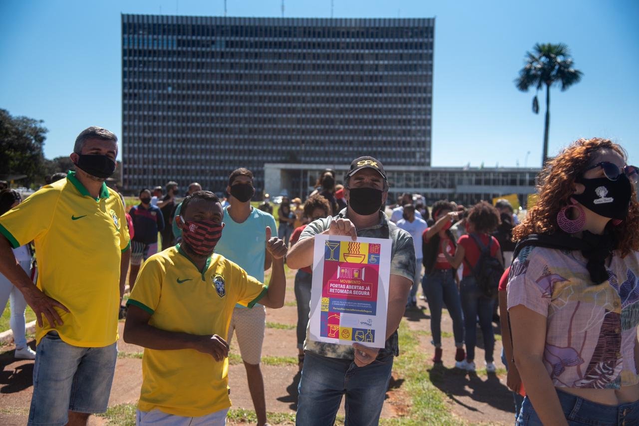 Protesto no Buriti pedindo a abertura do comercio no DF
