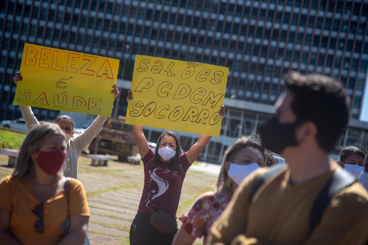 Protesto no Buriti pedindo a abertura do comercio no DF