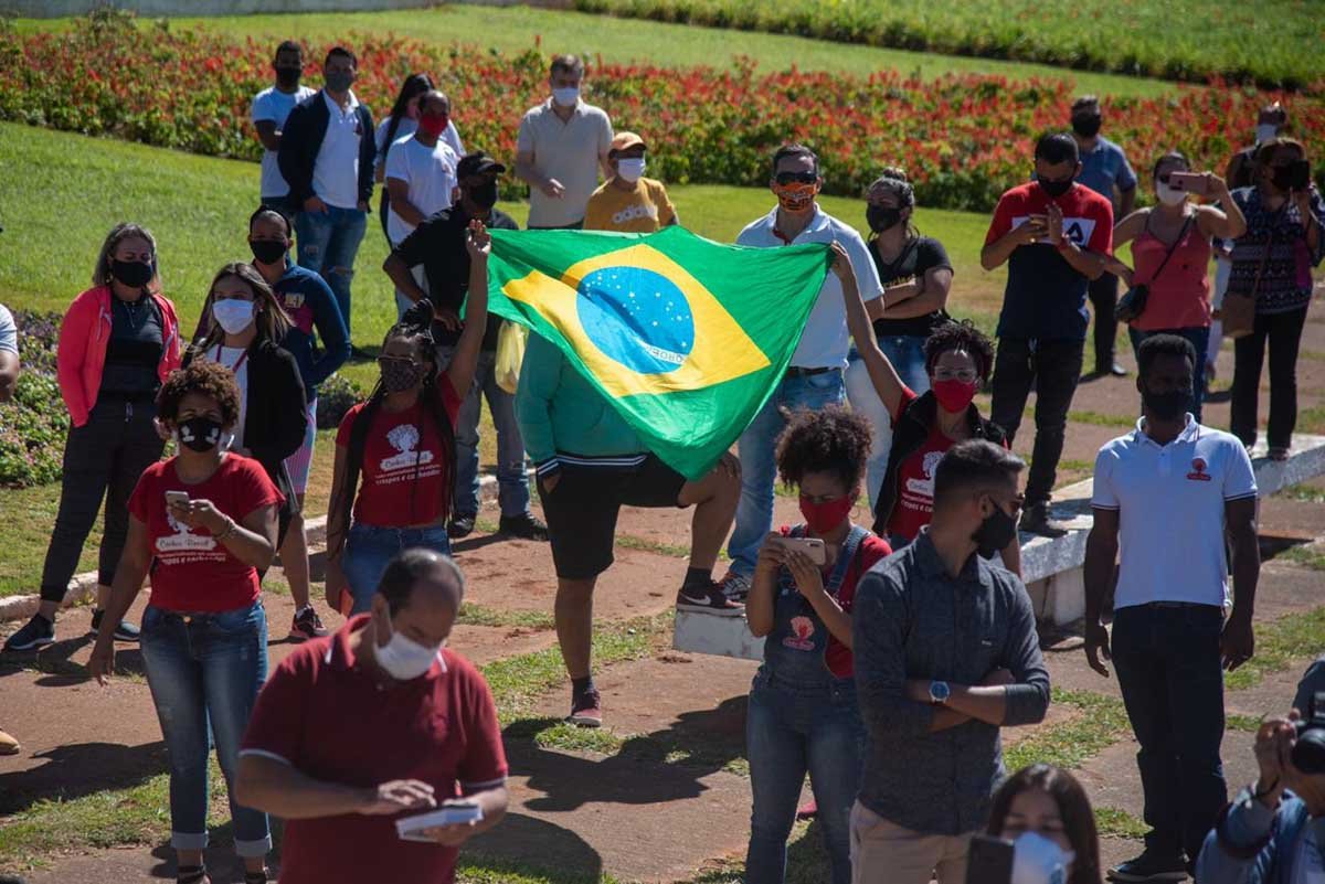 Protesto no Buriti pedindo a abertura do comercio no DF