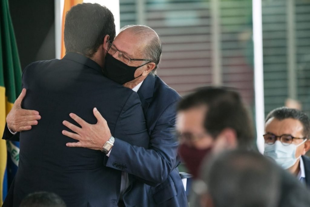 Geraldo Alckmin cumprimenta homem em evento de filiação não apenas do ex-governador de São Paulo mas de outras personalidades ao PSB - Metrópoles
