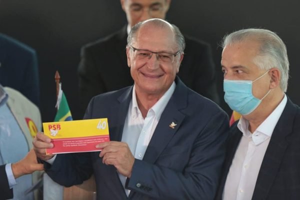 Geraldo Alckmin exibe carteira de filiado com Márcio França em evento de filiação não apenas do ex-governador de São Paulo mas de outras personalidades ao PSB - Metrópoles