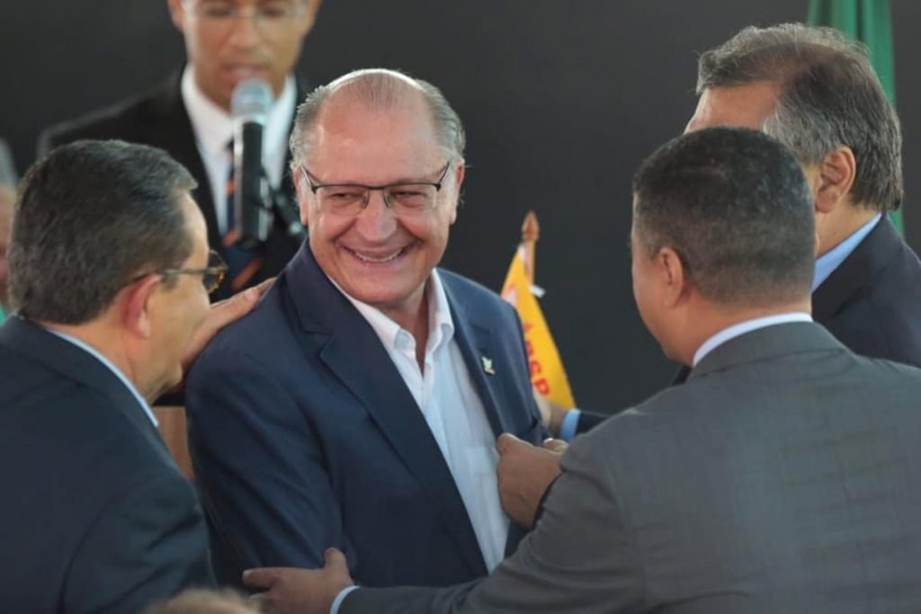 Geraldo Alckmin cumprimenta partidários em evento de filiação não apenas do ex-governador de São Paulo mas de outras personalidades ao PSB - Metrópoles