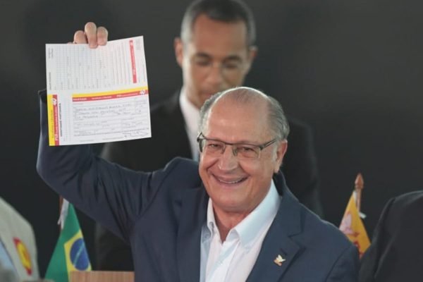 Geraldo Alckmin exibe carteira de filiado em evento de filiação não apenas do ex-governador de São Paulo mas de outras personalidades ao PSB - Metrópoles
