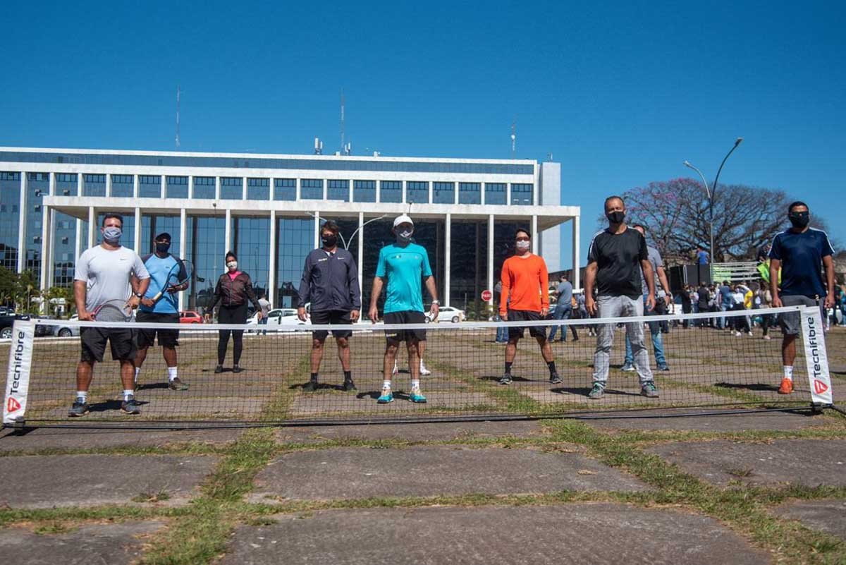Protesto pede abertura comércio