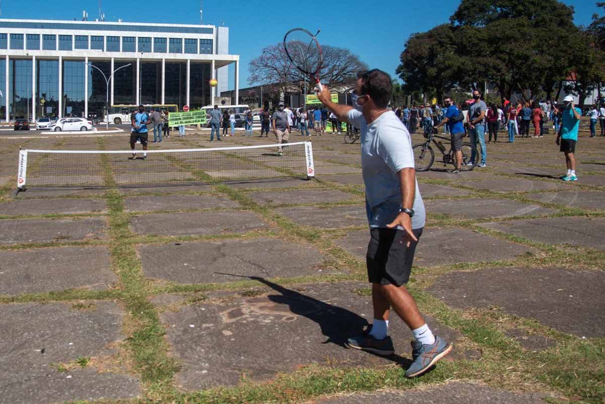 Protesto pede abertura comércio. jogo de tênis no Buriti