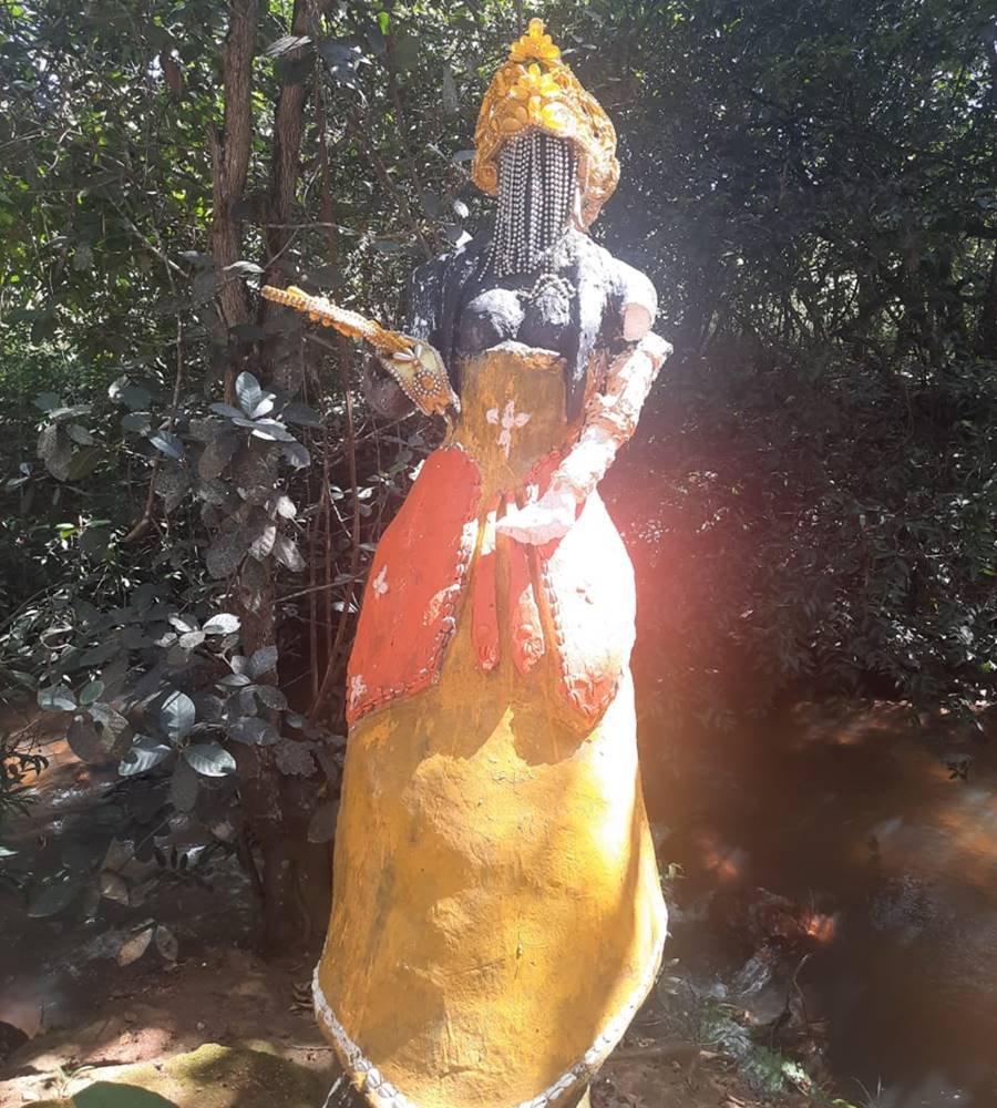 Escultura amarela